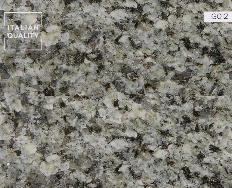 Der Azul Platino Granit zeichnet sich durch unregelmäßige, nebulöse begrenzte weiße Feldspate, die die Hauptmasse bilden aus und ist insgesamt eher mittelkörnig.