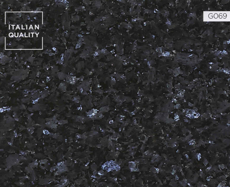 G069_Labdrador-Blue-Pearl-GT-LL_Granite Der Labrador Blue Pearl Granit ist ein Hartgestein aus Norwegen und zählt zu den Syeniten. Sein blaugrauer Untergrund mit bläulichen Glimmerstücken macht ihn zu einer echten Rarität und einem exklusiven Highlight in jedem Raum.