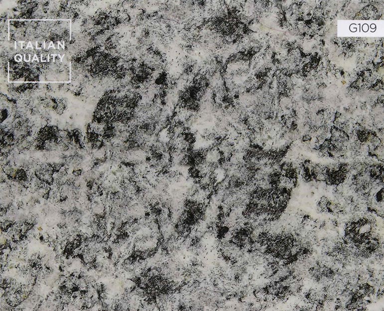 Der Serizzo Formazza Chiaro Granit sieht aus wie ein sehr gleichmäßiges Material mit einer intensiven Maserung. Seine vorherrschende Farbe ist hellgrau mit dunkleren, fast schwarzen Flecken.