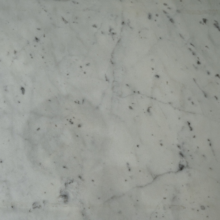 Der Bianco Carrara C Marmor ist die edelste und wertvollste Qualitätsstufe des bekannten Carrara-Marmors. Mit seiner rein weißen Farbe und seinen hellgrauen Adern eignet sich der Bianco Carrara C perfekt für Bodenbeläge und Verkleidungen im Innen- und Außenbereich.