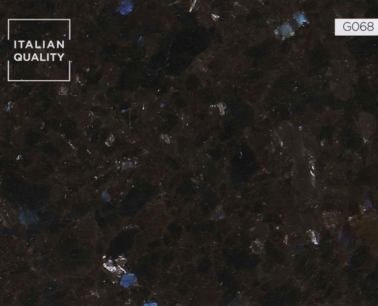 G068_Labrador-Antique_Granite Der Labrador Antique Granit hat eine einzigartige Mischung aus klaren blau-violetten Kristallen auf braunem Hintergrund und grobkörnigem Anorthosit.