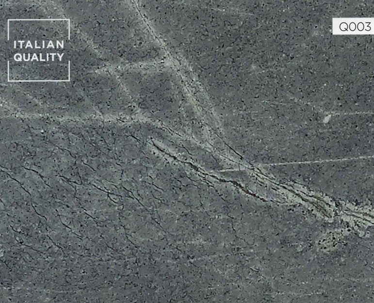 Q003_Atlantic-Lava-Stone_Quartzite Der Atlantic Lava Stone Quarzit ist ein sehr spezieller Granit, auch bekannt als Sky Blue und Acquasol. Der aschblaue Hintergrund weist eine sehr feine und dichte Maserung auf und wird von Adern durchzogen, die jedem einzelnen Block Bewegung und Persönlichkeit verleihen.