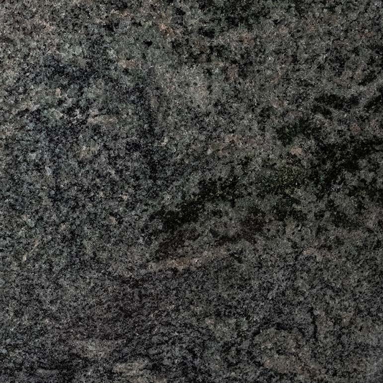 Verde_Maritaka Der Verde Maritaca ist ein Hartgestein mit moosgrünem Untergrund und ausdrucksstarker dunkelgrauer bis schwarzer Zeichnung.