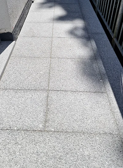 Balkon mit Natursteinplatten in Landshut