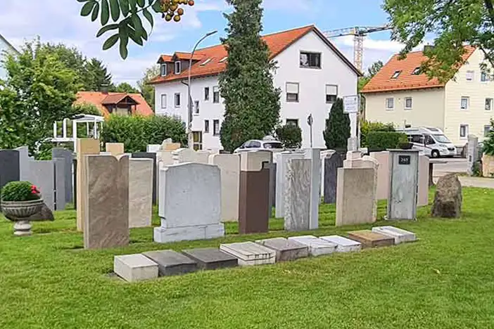 Ausstellungsfläche in Freising mit verschiedenen Natursteinen