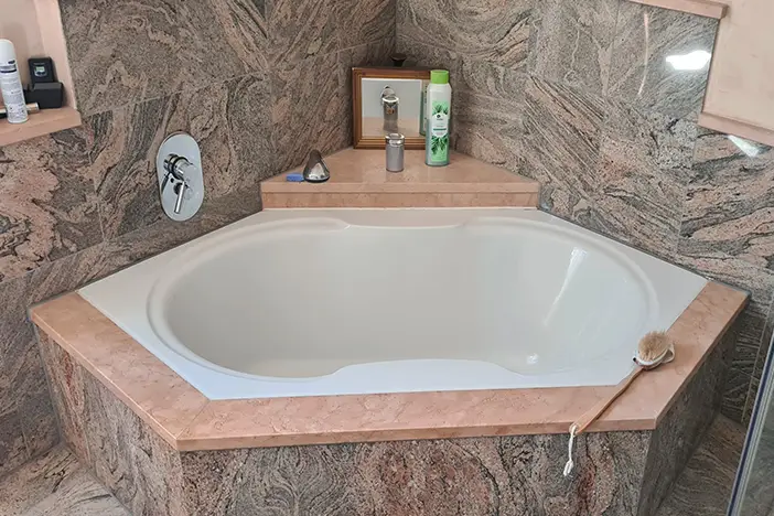 Badewanne mit Naturstein verkleidet