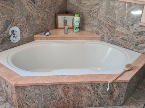 Badewanne mit Naturstein verkleidet