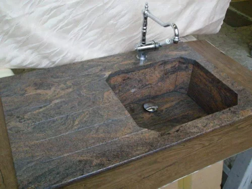Waschbecken aus Naturstein